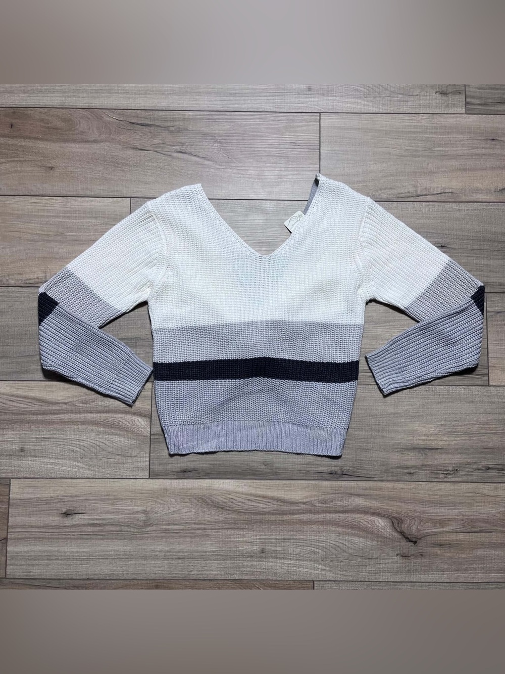 Poof Apparel Womens Colorblock Twist Back V-Neck Sweater Size M Cream‎ Gray